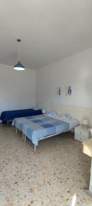 una camera da letto con un letto grande in una stanza di Casa Vivì a Manfredonia