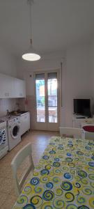 una cucina con un tavolo con un motivo di Casa Vivì a Manfredonia Altre 6 foto