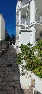 un condominio bianco con un marciapiede in pietra di Casa Vivì a Manfredonia