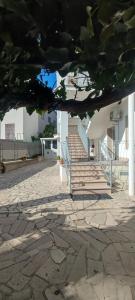 un gruppo di scale che conducono a un edificio bianco di Casa Vivì a Manfredonia