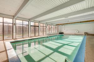 ボルダーにある1 Mi to CU Boulder! Walkable Condo with Indoor Poolの大きなスイミングプール(連続窓付)