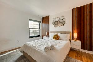 ボルダーにある1 Mi to CU Boulder! Walkable Condo with Indoor Poolのベッドとタオル2枚のある寝室 +19枚の写真