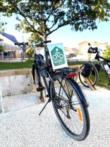 Una bicicleta con un cartel en la parte trasera. en Le mas des anges, en Soussans