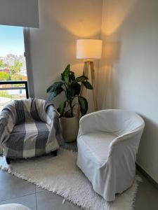 a living room with a chair and a lamp at Departamento Studio in Corrientes