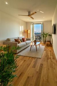 ein Wohnzimmer mit Sofa und Tisch in der Unterkunft Casa Sana - Escapade sur le Port de Sanary - Wi-Fi in Sanary-sur-Mer