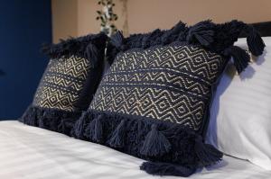 Ένα ή περισσότερα κρεβάτια σε δωμάτιο στο City Centre Studio 5 with Kitchenette, Free Wifi and Smart TV with Netflix by Yoko Property