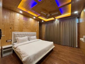 Wood Luxury Hotels Kasauli في كاساولى: غرفة نوم بسرير وسقف مع انارة