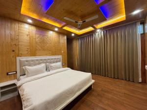 Wood Luxury Hotels Kasauli في كاساولى: غرفة نوم بسرير كبير بسقف +4 صور