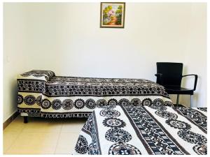 LA ESQUINA DE LA FLOR في Campo Quijano: سرير عليه بطانية سوداء وبيضاء