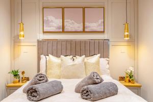 a bedroom with a bed with towels on it at Two Bed Home in Portishead in Portishead