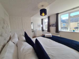 Postel nebo postele na pokoji v ubytování 3 Bed - Maisonette - Albert Road + 2 fotografie