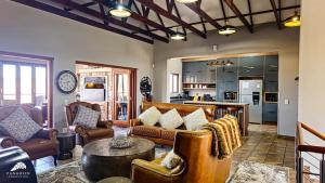 ダルストロアームにある848 at Highland Gate by Euphoric Leisureのリビングルーム(革張りの家具付)、キッチン