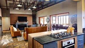 ダルストロアームにある848 at Highland Gate by Euphoric Leisureのキッチン、リビングルーム(コンロ付)