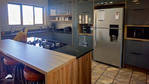 ダルストロアームにある848 at Highland Gate by Euphoric Leisureのキッチン(カウンタートップ、冷蔵庫付) +40枚の写真