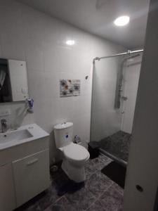 Ένα μπάνιο στο Casa moderna 3 niveles con parqueadero doble