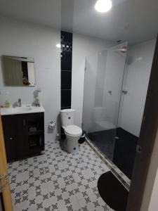 Ένα μπάνιο στο Casa moderna 3 niveles con parqueadero doble +6 φωτογραφίες