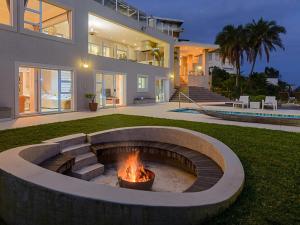 eine Feuerstelle im Hof eines Hauses in der Unterkunft 11 On Fairway Villa by Euphoric Leisure in Southbroom