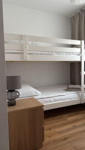 una camera con due letti a castello e una scrivania di NEW Mia-Entspannung pur in Bayerns Charme a Kemnath