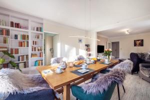 a living room with a wooden table and chairs at Ferienhaus Sandstrand in Timmendorfer Strand