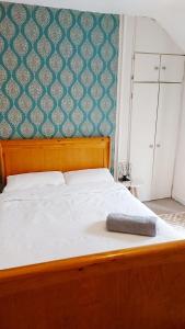 Un pat sau paturi într-o cameră la Spacious 4-bedroom house in lovely Wexford with WiFi