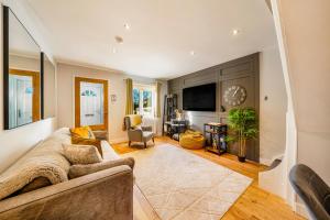 a living room with a couch and a tv at Two Bed Home in Portishead in Portishead