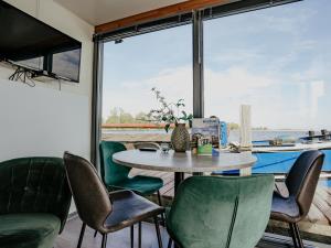 TV/trung tâm giải trí tại Houseboat Uitgeest