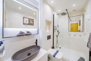 a bathroom with a sink and a shower at Two Bed Home in Portishead in Portishead +22 photos