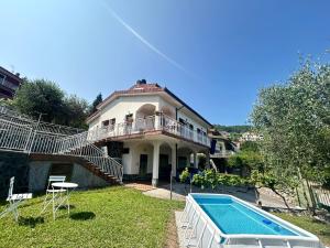 La alberca dentro o cerca de Hostdomus - Sunrise Sea View - Finale Ligure