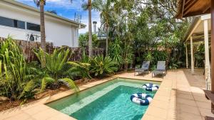 una piscina en el patio trasero de una casa en Salt and Serenity - Lux Home With Heated Pool, en Anna Bay