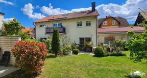 una gran casa blanca con patio en Auszeit-im-Harz Haus 6 Ferienhaus, en Wernigerode