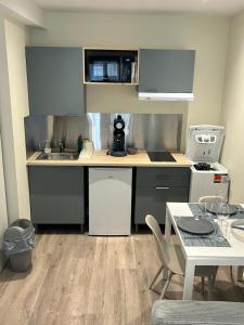 A kitchen or kitchenette at Studio Hyper Centre Libourne
