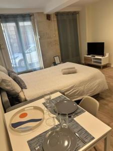 A television and/or entertainment centre at Studio Hyper Centre Libourne