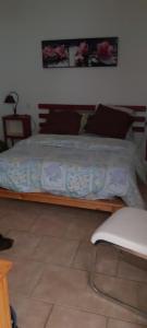 La bonne franquette في Saint-Pompont: سرير بإطار خشبي في غرفة النوم