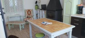 La bonne franquette في Saint-Pompont: مطبخ مع طاولة وموقد