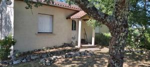 La bonne franquette في Saint-Pompont: بيت ابيض صغير وفيه شباك وشجر