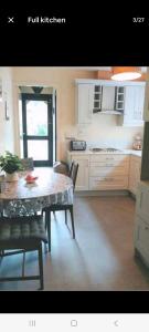 O bucătărie sau chicinetă la Spacious 4-bedroom house in lovely Wexford with WiFi