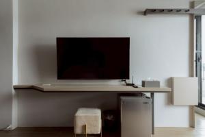 einen Flachbild-TV auf einer Wand in der Unterkunft 天盛安家民宿台東一館 in Taitung