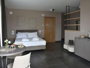 a bedroom with a bed and a table and chairs at Domus Natura, un'oasi verde tra Padova e Venezia in Vigonza +63 photos