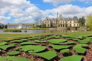 un campo de plantas verdes frente a un edificio en Le mas des anges, en Soussans