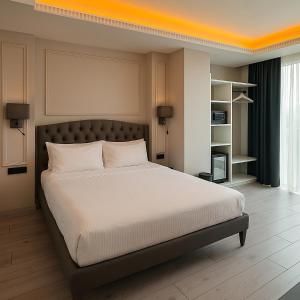 En eller flere senge i et værelse på Loft Airport Hotel