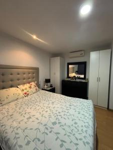 Casa Portada del Sol في La Molina: غرفة نوم بها سرير كبير ومرآة