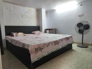 Ένα ή περισσότερα κρεβάτια σε δωμάτιο στο Sai Guest House