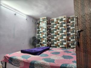 Ένα ή περισσότερα κρεβάτια σε δωμάτιο στο Sai Guest House