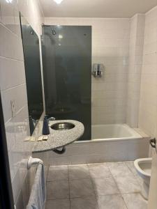 ein Badezimmer mit Waschbecken und Badewanne in der Unterkunft Departamento en el centro de Rafaela in Rafaela + 3 Fotos