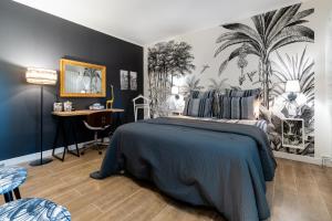 a bedroom with a large bed and a desk at La Mouline sublime domaine privatif avec piscine à Pézenas in Pézenas +81 photos