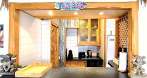 eine Spielzeugküche mit Spüle und Theke in der Unterkunft VK Ocean in Mimizan + 8 Fotos