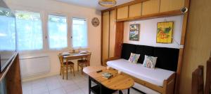 ein kleines Zimmer mit einem Sofa und einem Tisch in der Unterkunft VK Ocean in Mimizan