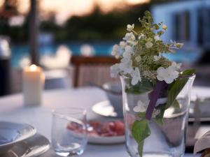 a vase filled with white flowers sitting on a table at Domus Natura, un'oasi verde tra Padova e Venezia in Vigonza