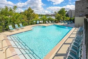 una piscina su un balcone con sedie a sdraio di Riverfront Condo Walk Downtown Pool Parking a Nashville