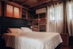 Ένα ή περισσότερα κρεβάτια σε δωμάτιο στο Negril Huts Enchantment - Cottages in trees with AC, ocean views, pool, Sea access